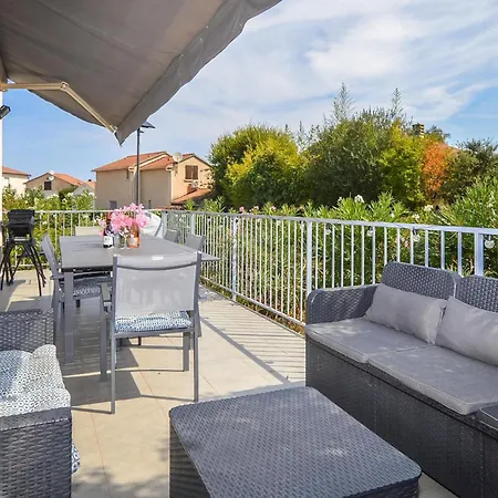 Moderne A Pieds Semesterbostad